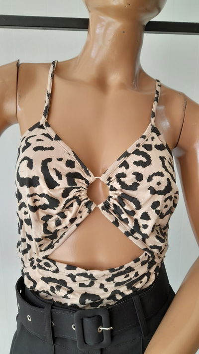 Musculosa animal pronto con aro en el pecho
