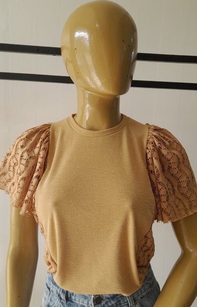 Remera M/Cortas encaje en mangas
