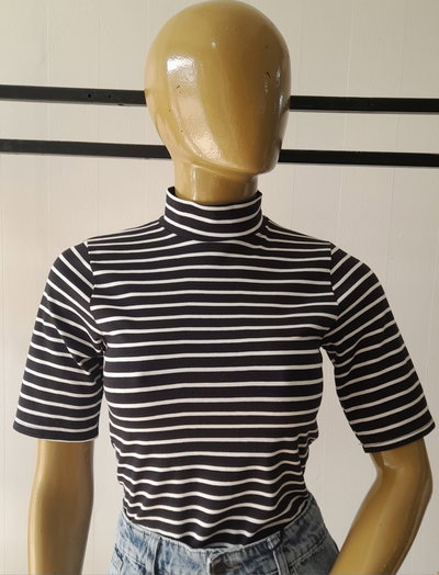 Remera modal cuello alto rayada