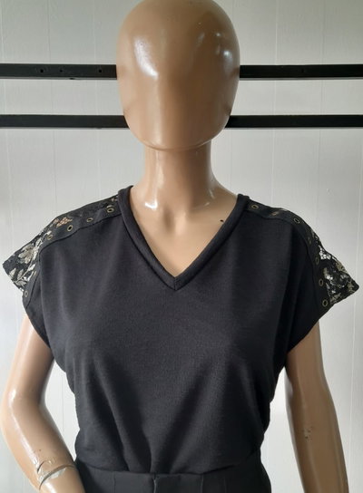 Remera escote en V con encaje en hombro y tachas