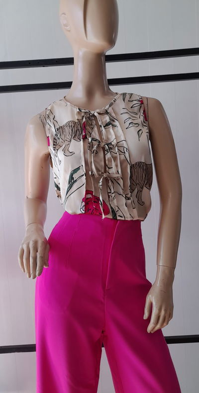 Blusa satén estampada con moños al frente