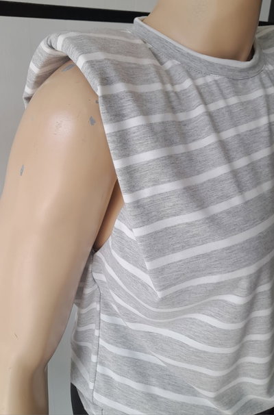 Remera modal con hombreras