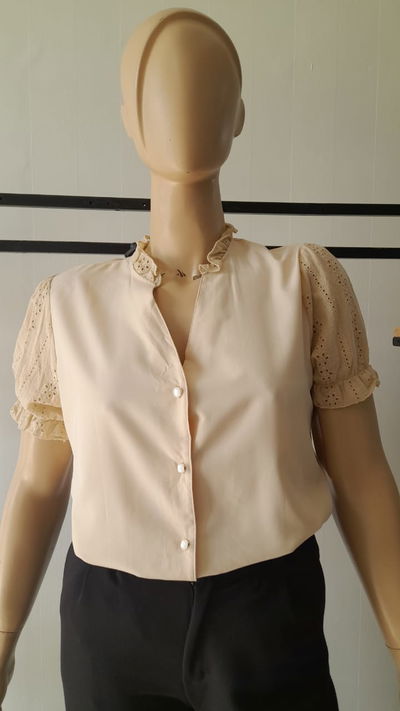Blusa satén con manga broderie