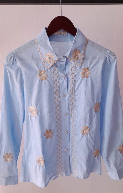 Camisa bordada con dorado