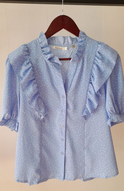 Blusa satén a lunares con bolado en cuello
