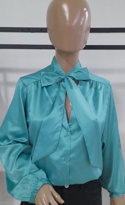Blusa razo con moño en cuello