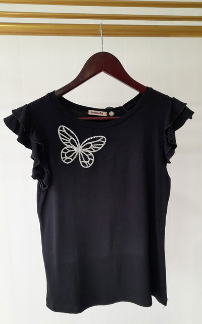 Musculosa modal con bolados en hombro y mariposa stras 