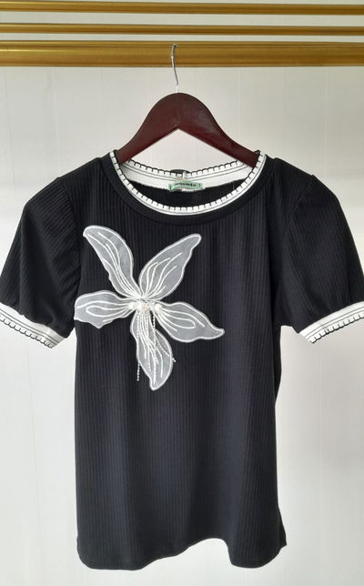 Remera morley con flor en tul y prendedor stras