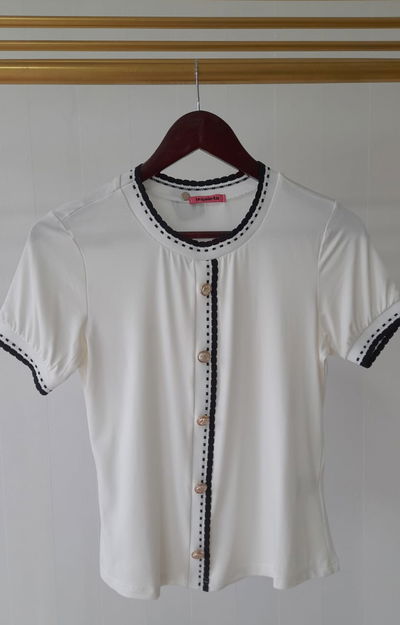 Remera modal con botones dorados