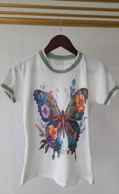 Remera estampada con perlas