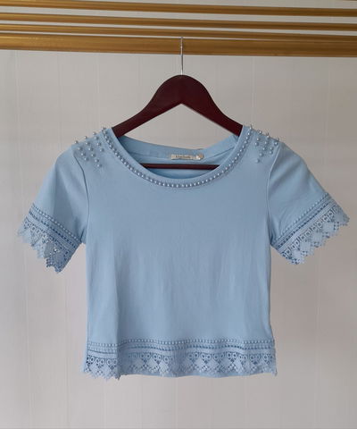 Remera algodón con puntillas y perlas