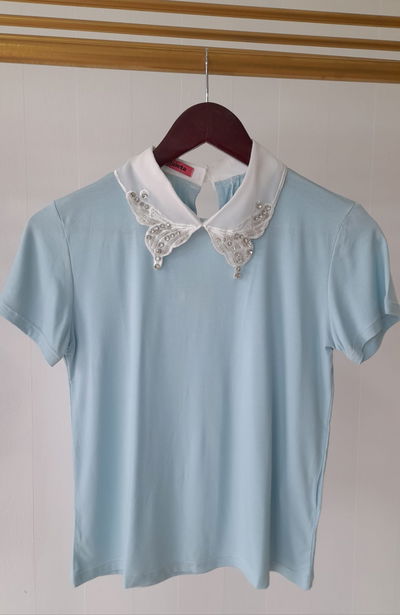 Remera modal con detalle en cuello y bordado stras 