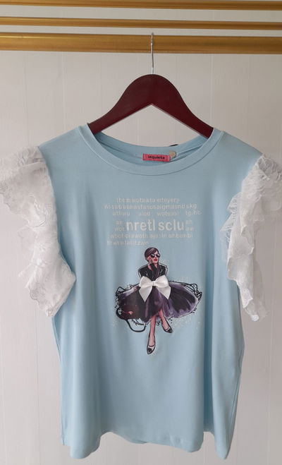 Remera modal c/puntilla en brazo