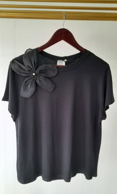 Remera modal c/flor de razo y canutillos