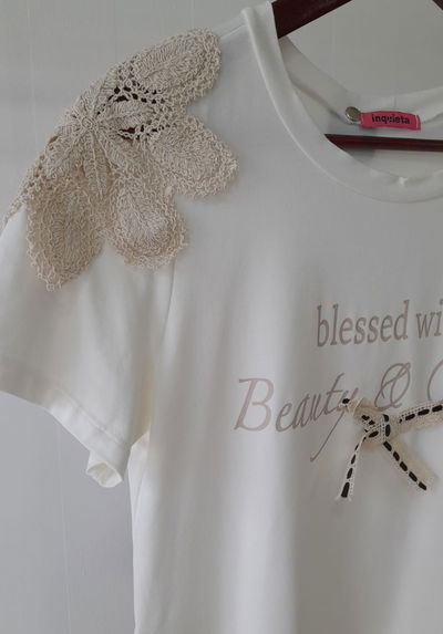 Remera modal c/flor crochet