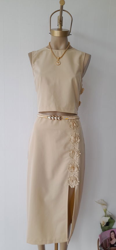 Conjunto de Falda con tajo más Top con apliques al tono