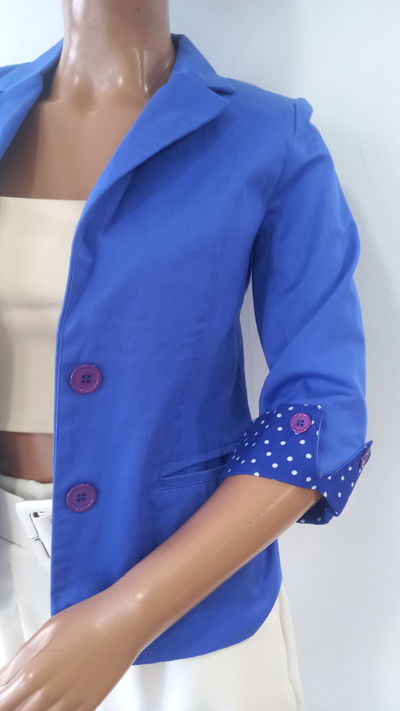 Blazer dama gabardina 3/4 , lunares en puño.