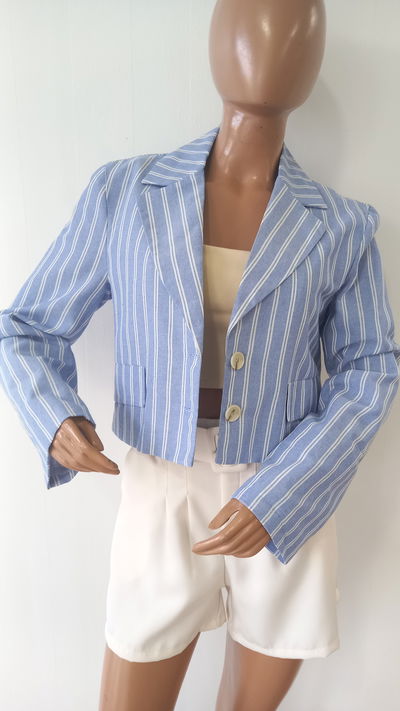 Blazer dama corto lino celeste con  rayas, botones y bolsillo