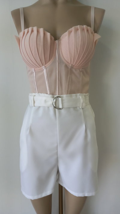 Short crep blanco con cinto