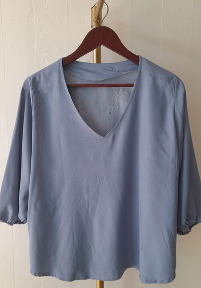 Blusa simil jeans c/estrellas en espalda