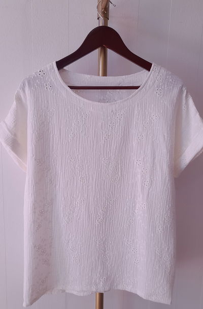 Remera broderie algodón c/corazón en espalda