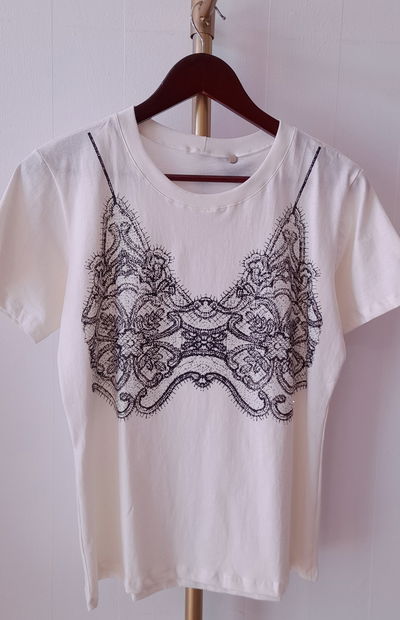 Remera algodón c/top superpuesto detalles stras 
