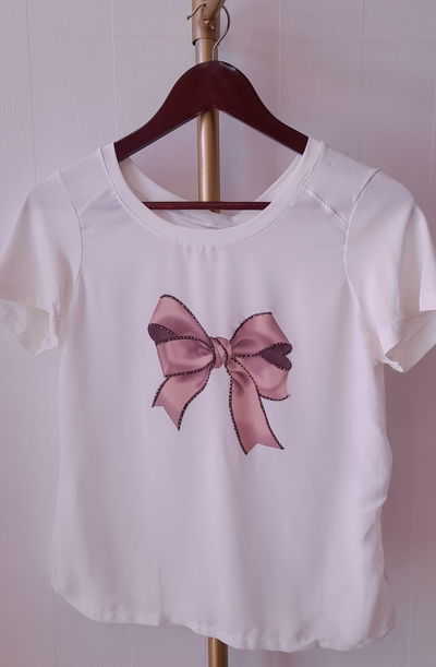 Remera modal c/gaza y moño stras