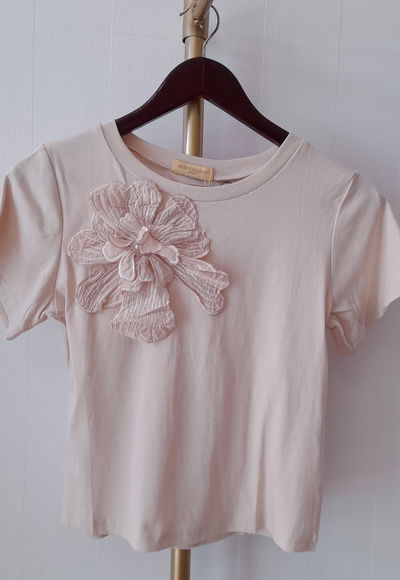 Remera algodón c/flor