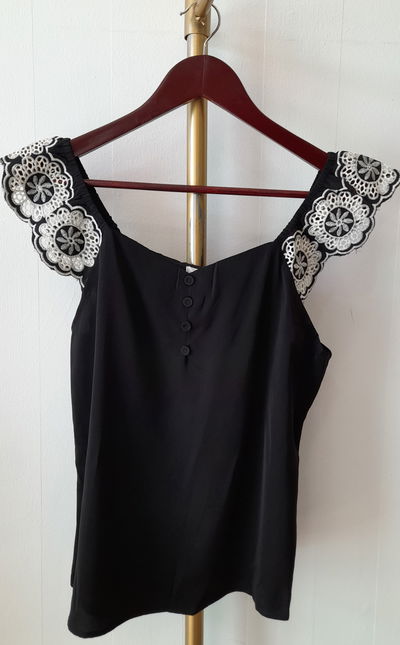 Blusa satén c/botones y manga bordada