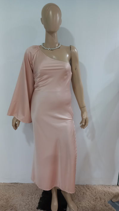 Vestido largo raso con una manga y espalda descubierta