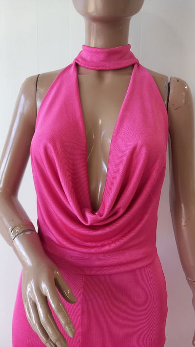 Vestido fuccia con escote y tajo