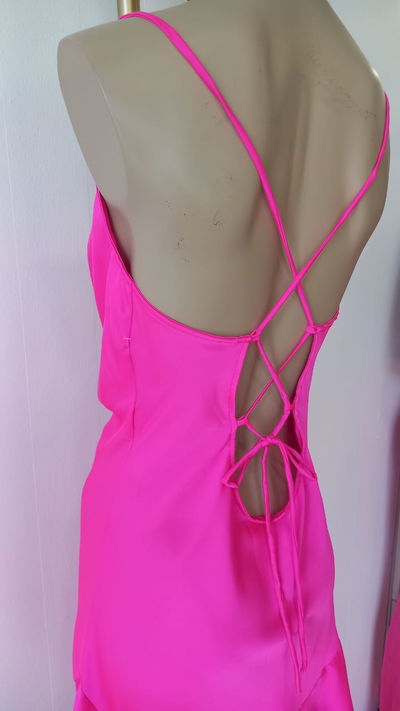 Vestido fuccia satén con volados, espalda con tiritas