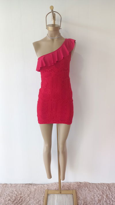 Vestido corto rojo encaje con una manga volados