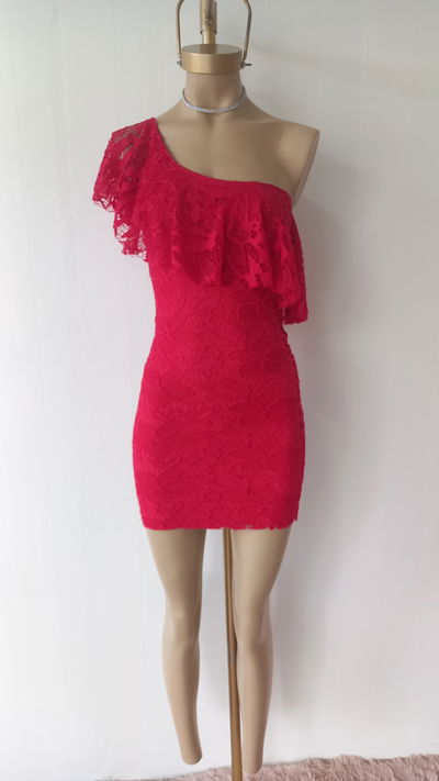 Vestido corto rojo encaje una sola manga