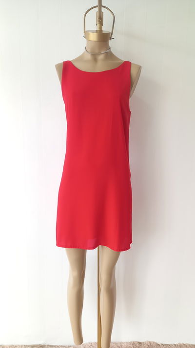 Vestido dama rojo con cadena en espalda plateada