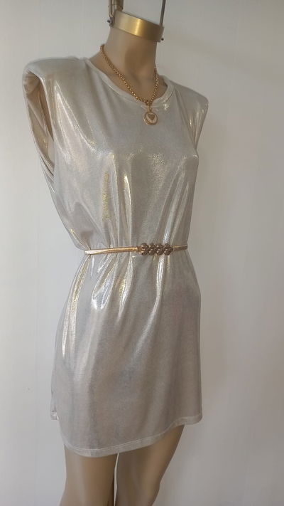 Vestido dorado con hombrera