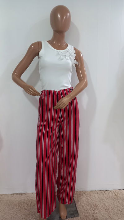 Palazo rojo con rayas negras