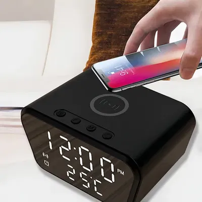 Reloj Digital Despertador Cargador Inalámbrico Para Celular Color Negro
