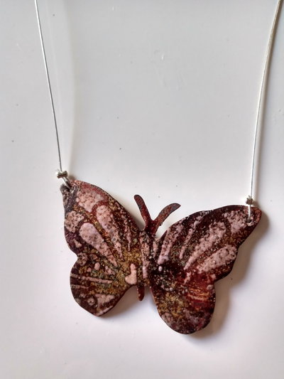 Collar  mariposa esmaltada lila