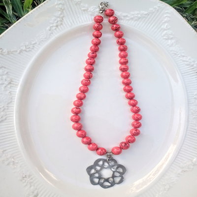 Collar con piedras howlita roja con dije mandala