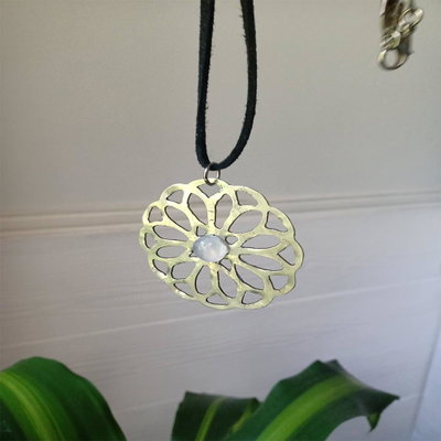 Collar mándala con cuarzo rosa 