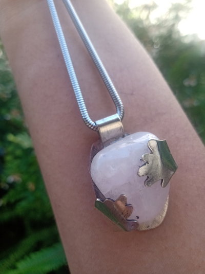 Collar abrazo con piedra cuarzo rosa