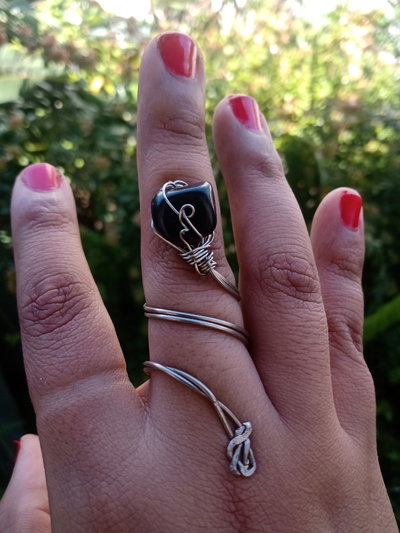 Anillo cobra con piedra obsidiana 