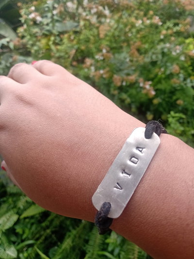 Brazalete con palabras  motivadoras 