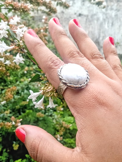 Anillo  howlita blanca