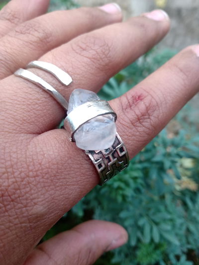 Anillo ancho con piedra cuarzo cristal 