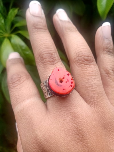 Anillo ancho con piedra coral