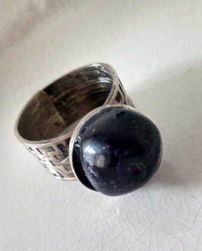 Anillo ancho con piedra ágata violeta 