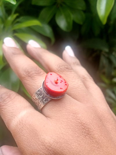 Anillo ancho con piedra coral
