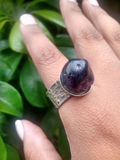 Anillo ancho con piedra ágata violeta